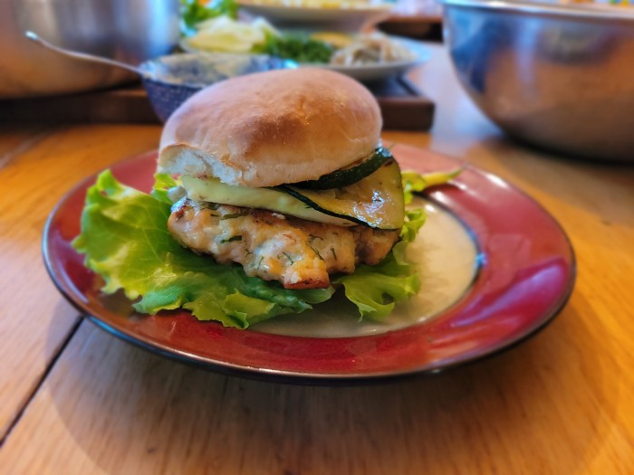 Burger au Saumon, sauce à l'aneth