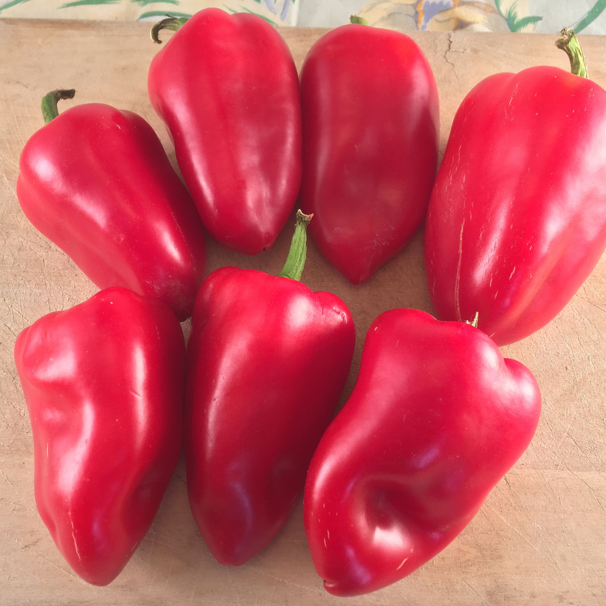 4&#39;&#39; de Poivron Rouge Poivrons rouges à lèvres sur une planche à découper en bois. (Marque : Tourne-Sol)