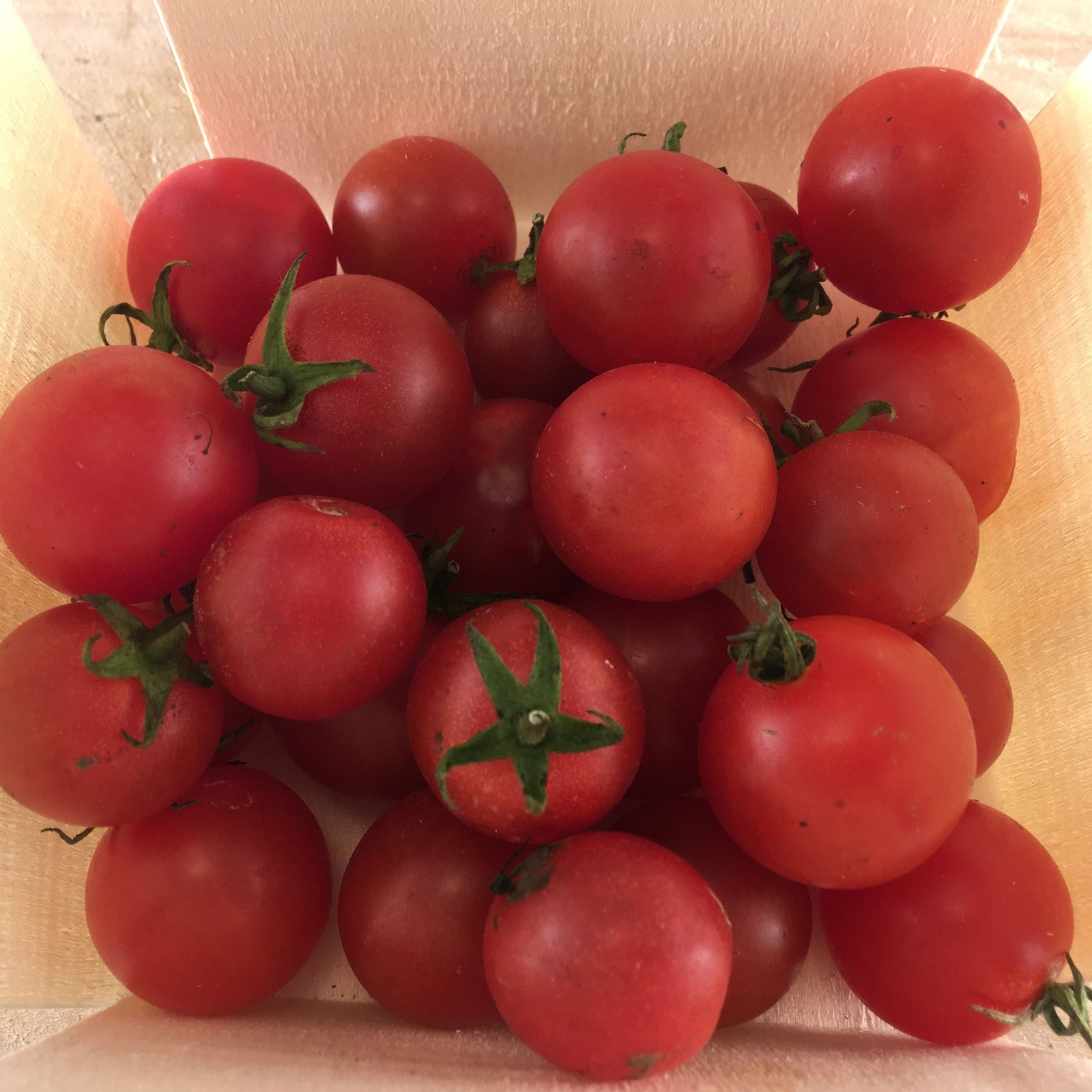 Une boîte en bois remplie de tomates cerises rouges, riche en vitamine C.
Nom du produit : Tomate Rouge Cerise Peacevine
Nom de la marque : Tourne-Sol

Traduction:
Une caisse en bois remplie de tomates Tomate Rouge Cerise Peacevine, riches en vitamine C. (de Tourne-Sol)